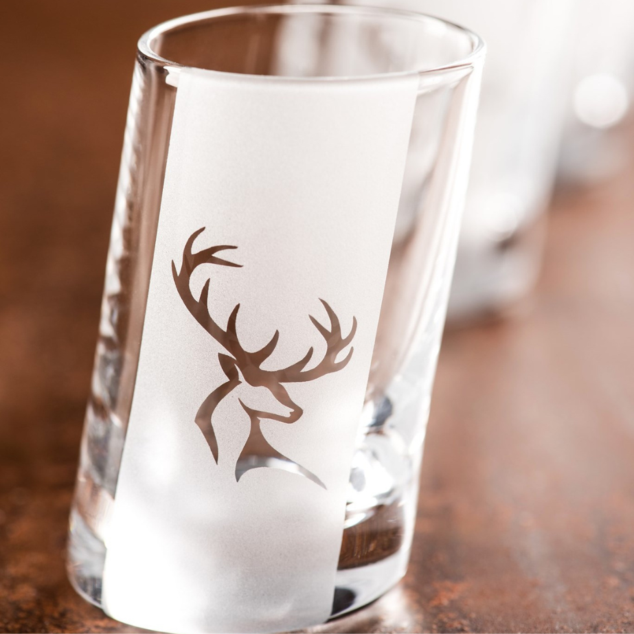 Schiefes Schnapsglas mit Hirschgravur im 6er Set – handgefertigt – Alplove